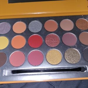 Luxurious Eyeshadow Palette with Gold and Red Hues